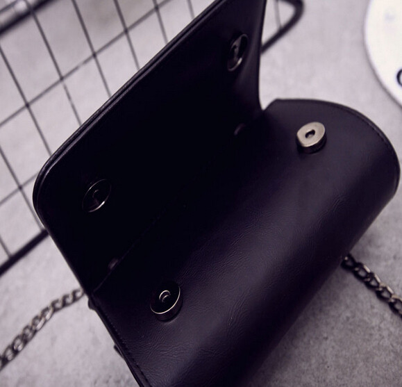 Μοντέρνα γυναικεία τσάντα με μεταλλικό στοιχείο σε διάφορα χρώματα