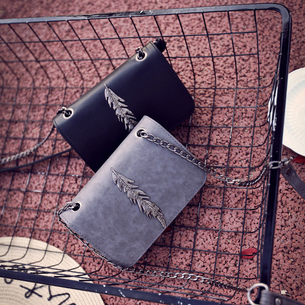 Μοντέρνα γυναικεία τσάντα με μεταλλικό στοιχείο σε διάφορα χρώματα