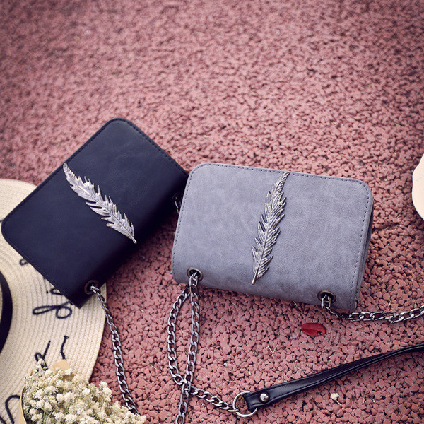 Μοντέρνα γυναικεία τσάντα με μεταλλικό στοιχείο σε διάφορα χρώματα