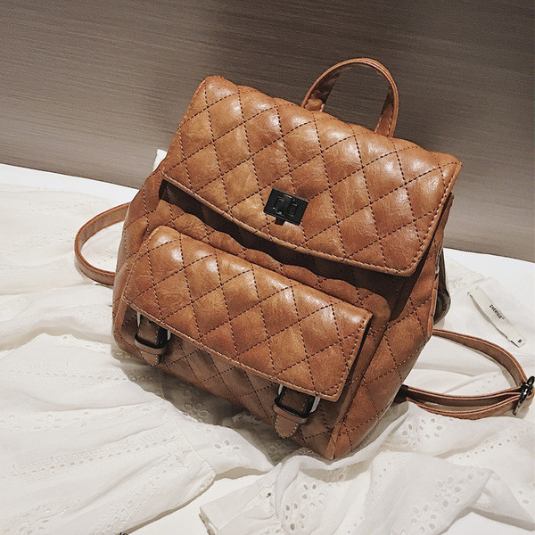 Stílusos női hátizsák elülső zsebbel, három színben