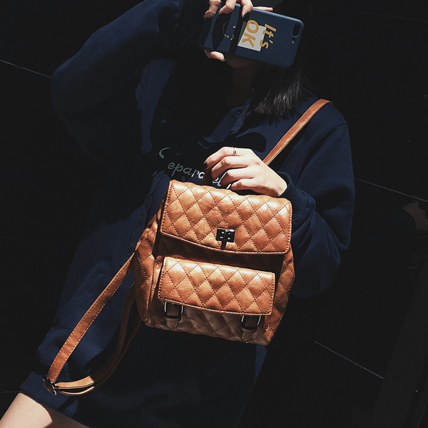 Stílusos női hátizsák elülső zsebbel, három színben