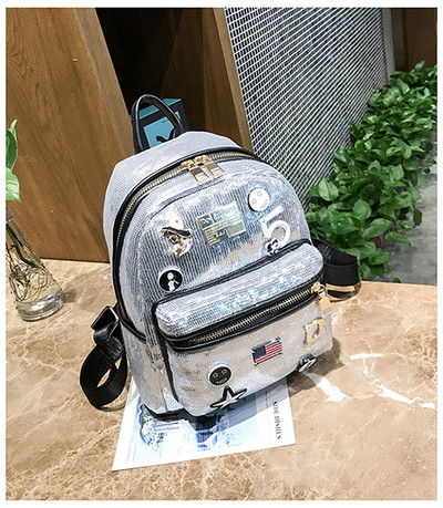 Γυναικείο σακίδιο με πούλιες και εμβλήματα σε τρία χρώματα