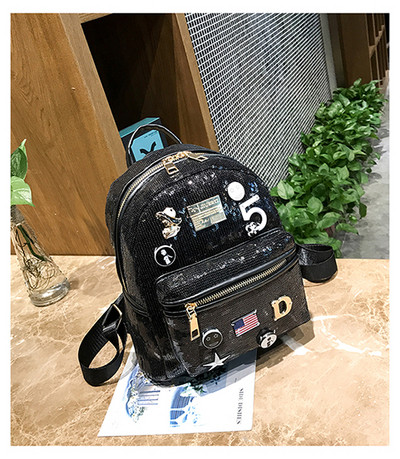 Γυναικείο σακίδιο με πούλιες και εμβλήματα σε τρία χρώματα