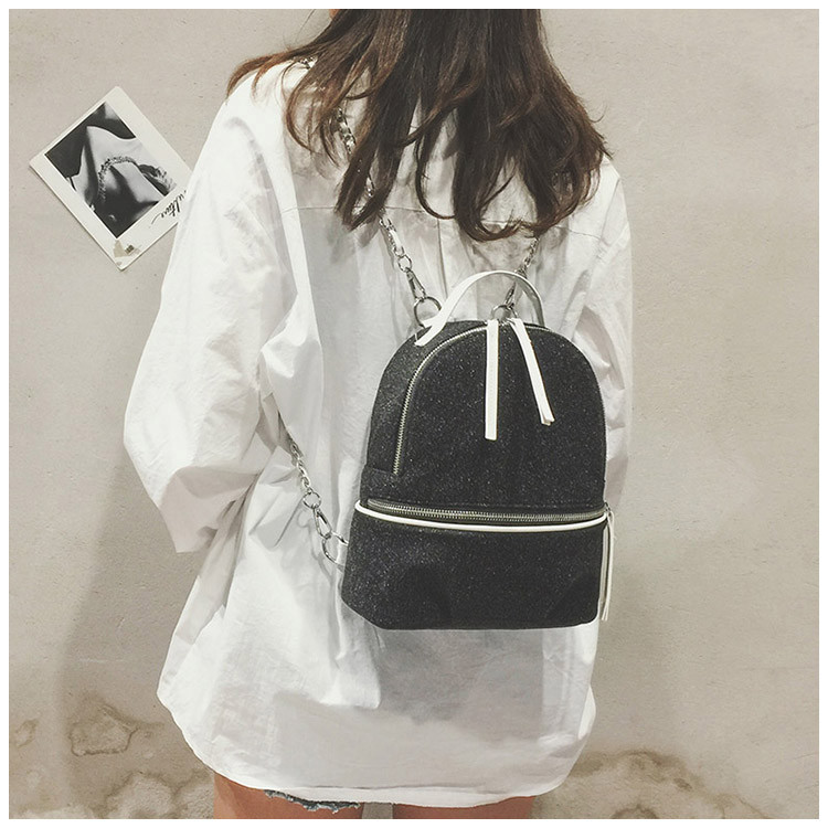 Fényes női hátizsák két színben cipzárral és lánccal