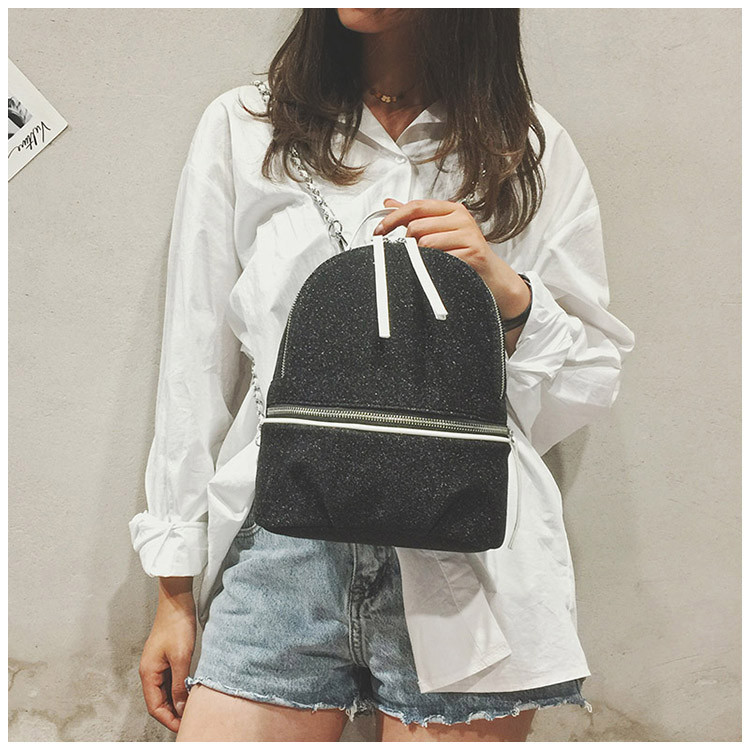 Fényes női hátizsák két színben cipzárral és lánccal