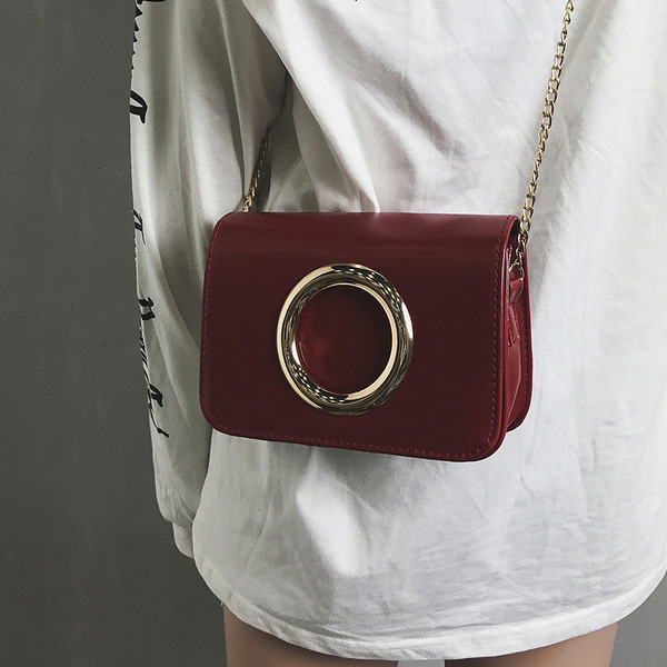 Κομψή γυναικεία τσάντα με μεταλλική λαβή σε διάφορα χρώματα