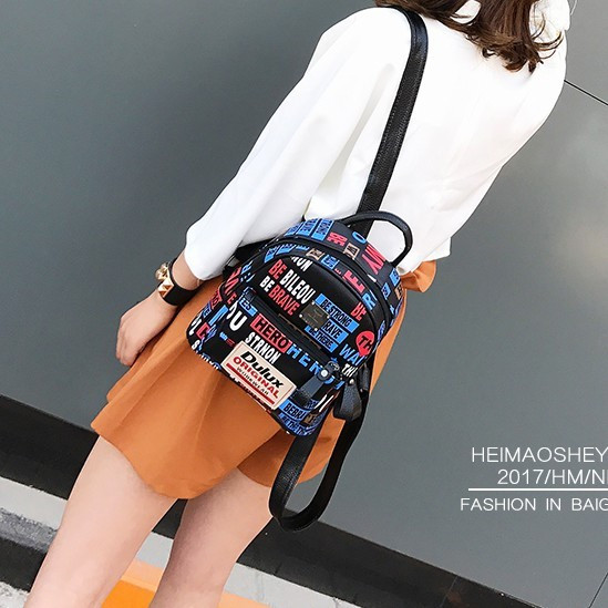 Női kis hátizsák fehér és fekete feliratokkal