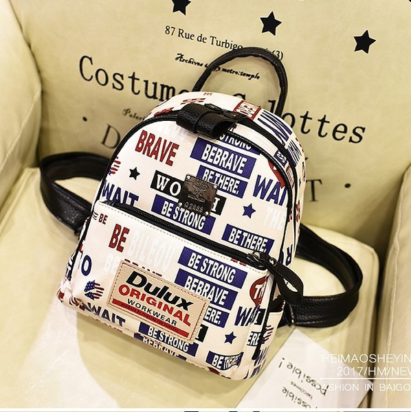 Női kis hátizsák fehér és fekete feliratokkal