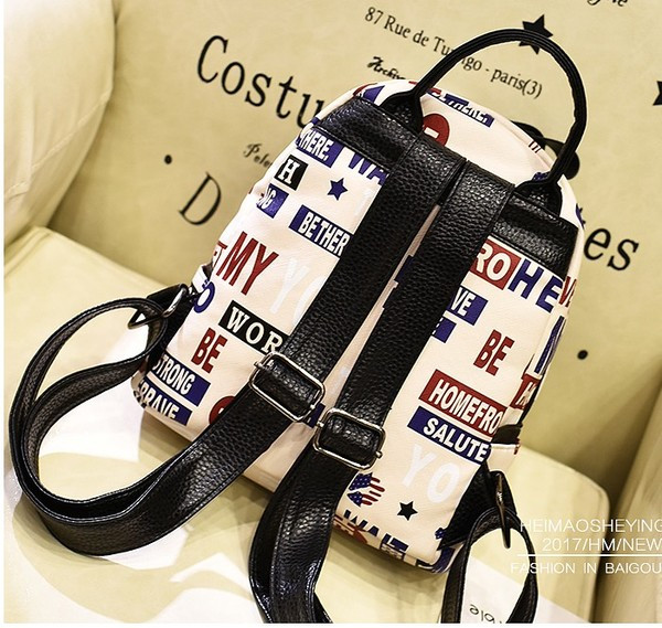 Női kis hátizsák fehér és fekete feliratokkal