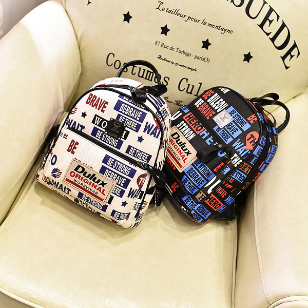 Női kis hátizsák fehér és fekete feliratokkal