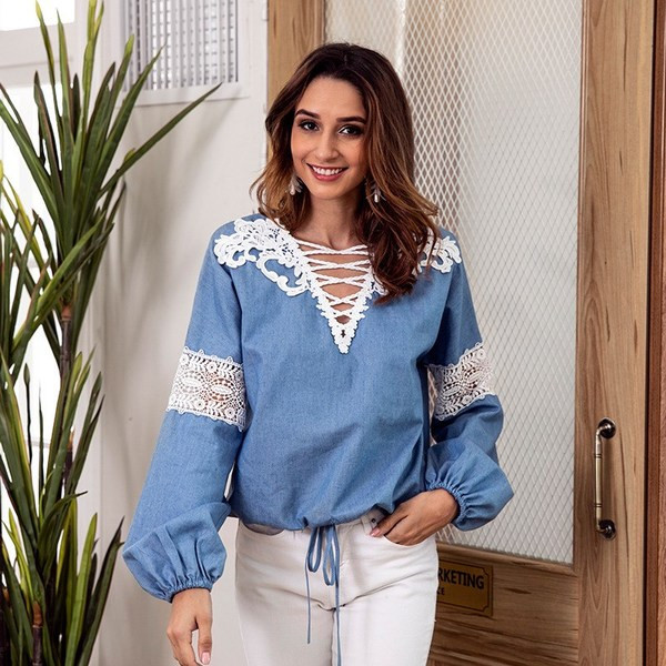 Stílusos női blúz V-nyakkal és csipkével