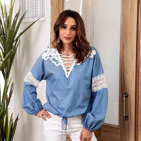 Stílusos női blúz V-nyakkal és csipkével