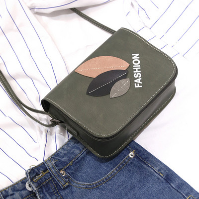 Μοντέρνα γυναικεία τσάντα με τρισδιάστατο στοιχείο σε διάφορα χρώματα