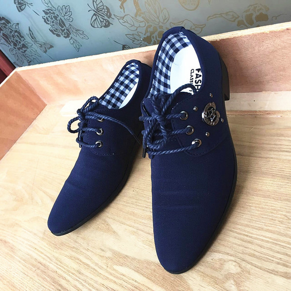 Elegáns férfi cipő eco velúrból, csattal két színben