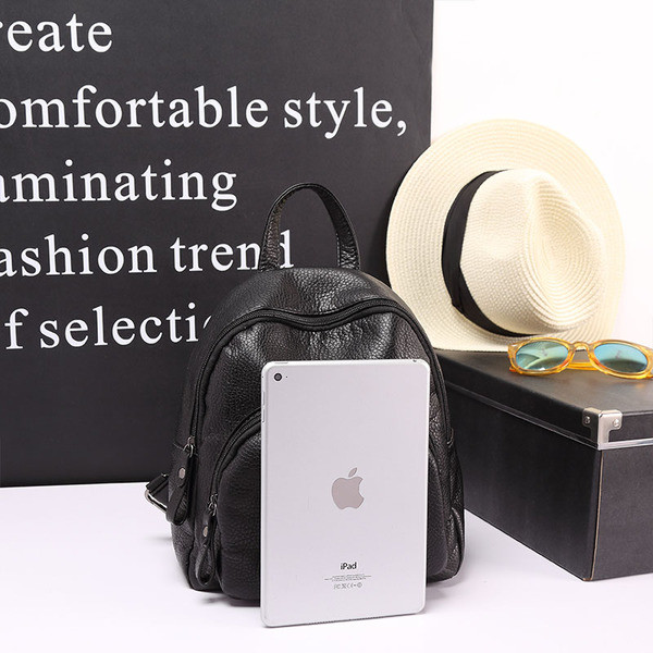 Stílusos női hátizsák fekete műbőrből