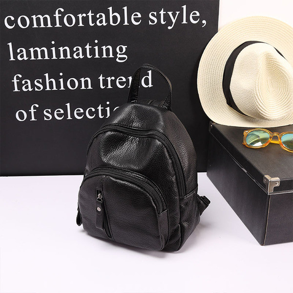 Stílusos női hátizsák fekete műbőrből