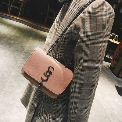 ΝΕΟ Κομψή γυναικεία τσάντα με μεταλλική λαβή σε διάφορα χρώματα