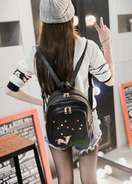 Γυναικείο σακίδιο με έγχρωμο κέντημα σε μαύρο χρώμα