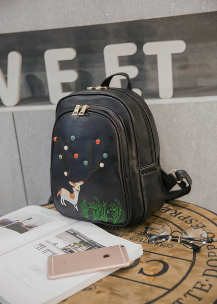 Γυναικείο σακίδιο με έγχρωμο κέντημα σε μαύρο χρώμα