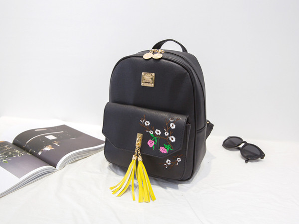 Γυναικείο σακίδιο με φούντα και λουλούδια σε δύο χρώματα