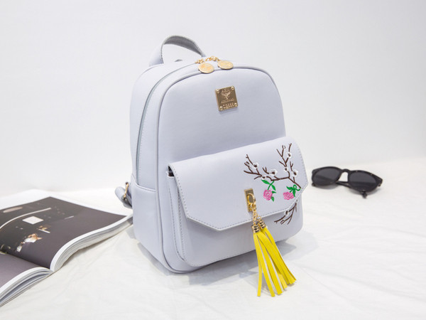 Γυναικείο σακίδιο με φούντα και λουλούδια σε δύο χρώματα