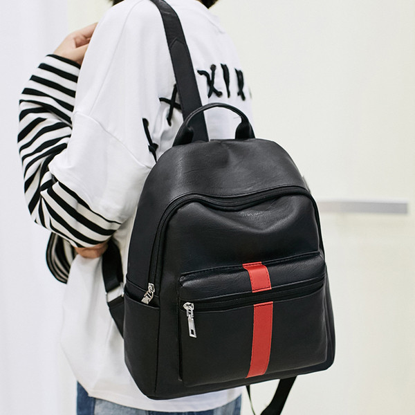 Γυναικείο σακίδιο σε μαύρο χρώμα με μπροστινή τσέπη και έγχρωμη ταινία