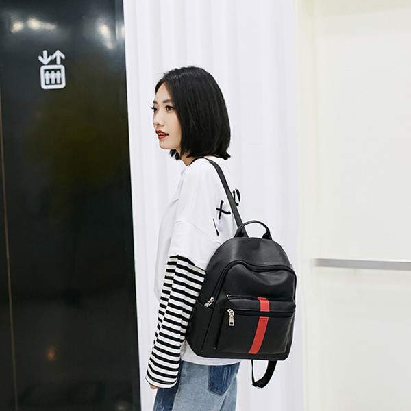 Γυναικείο σακίδιο σε μαύρο χρώμα με μπροστινή τσέπη και έγχρωμη ταινία