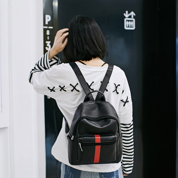 Γυναικείο σακίδιο σε μαύρο χρώμα με μπροστινή τσέπη και έγχρωμη ταινία