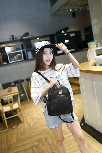 Aktuális női hátizsák fekete első zsebbel