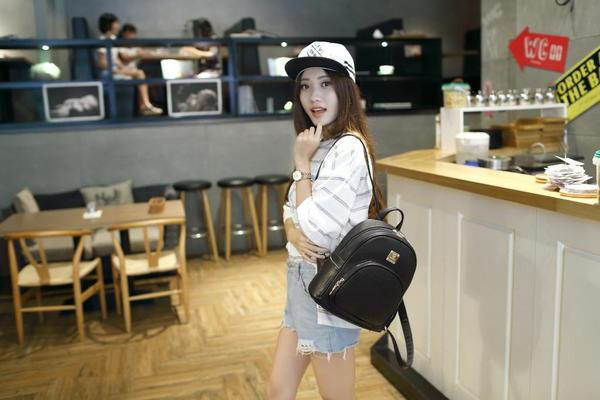 Aktuális női hátizsák fekete első zsebbel