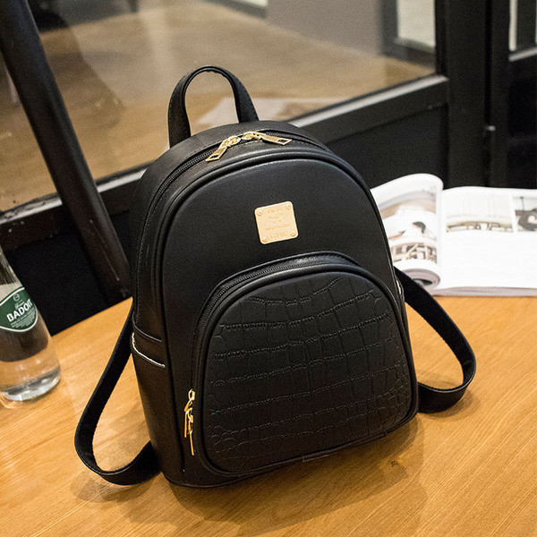 Aktuális női hátizsák fekete első zsebbel