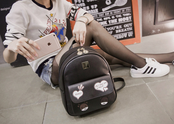 Γυναικεία σακίδια με μαύρες εφαρμογές