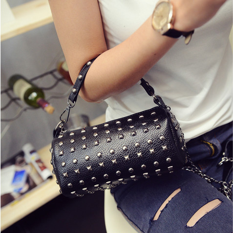 Modern női táska fém lyukakkal, fekete, kék és piros színben