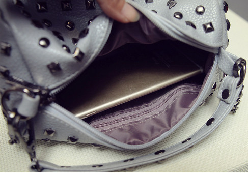 Modern női táska fém lyukakkal, fekete, kék és piros színben