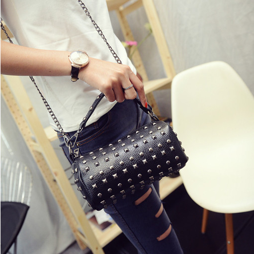 Modern női táska fém lyukakkal, fekete, kék és piros színben