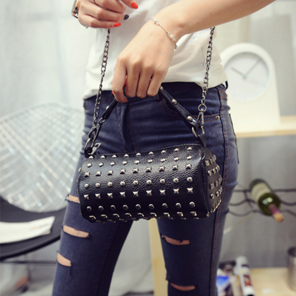 Modern női táska fém lyukakkal, fekete, kék és piros színben