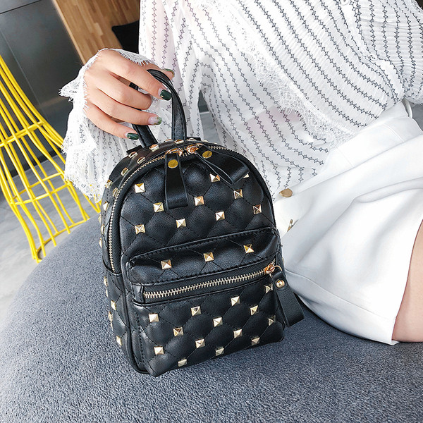 Stílusos női kis hátizsák fém lyukakkal, három színben