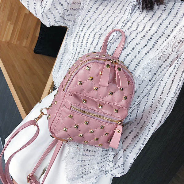 Stílusos női kis hátizsák fém lyukakkal, három színben