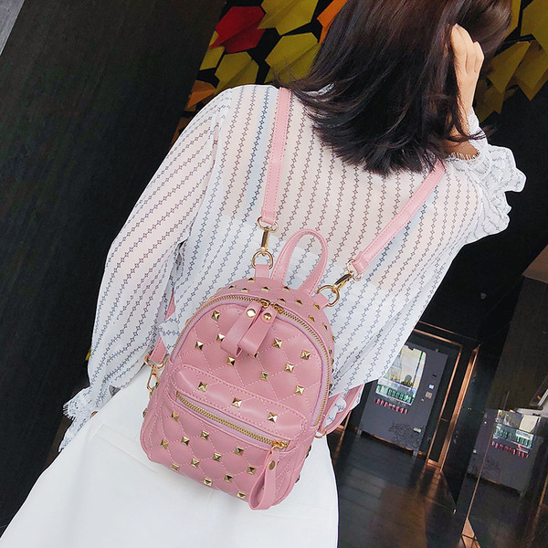 Stílusos női kis hátizsák fém lyukakkal, három színben