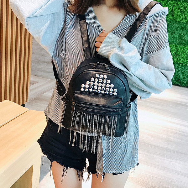 Női hátizsák rojtokkal és fém lyukakkal, fekete színben