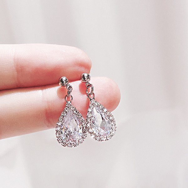 Απαλά γυναικεία σκουλαρίκια σε χρυσό και ασημί χρώμα