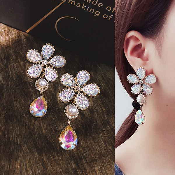 Modern női fülbevaló kövekkel, virág alakú, két színben