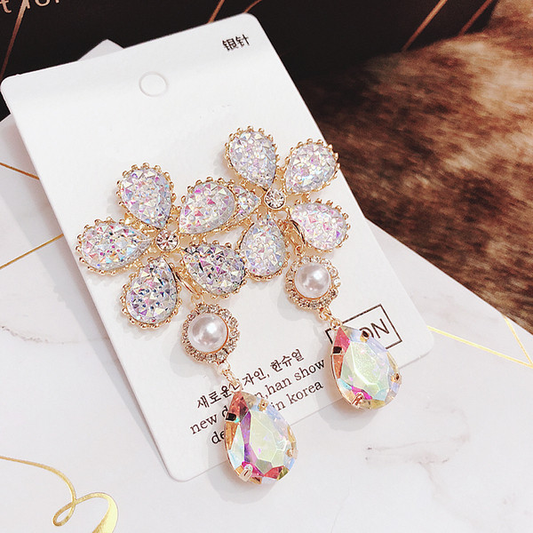 Modern női fülbevaló kövekkel, virág alakú, két színben