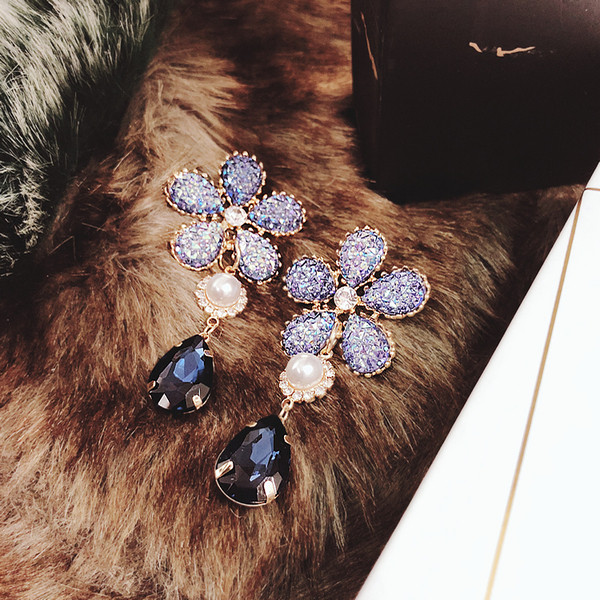 Modern női fülbevaló kövekkel, virág alakú, két színben