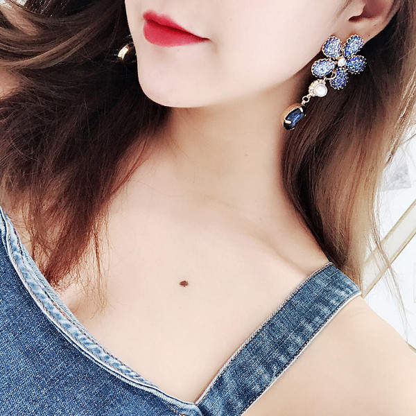 Modern női fülbevaló kövekkel, virág alakú, két színben