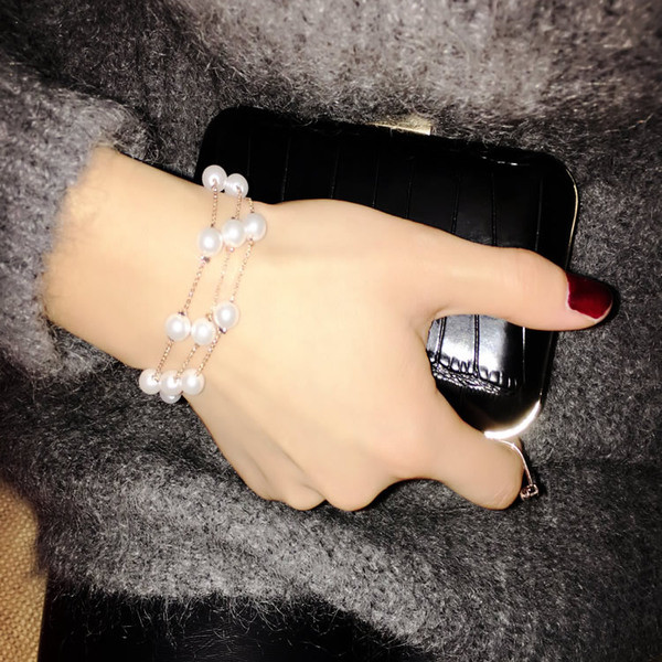 Modern női karkötő gyöngyökkel, arany színben