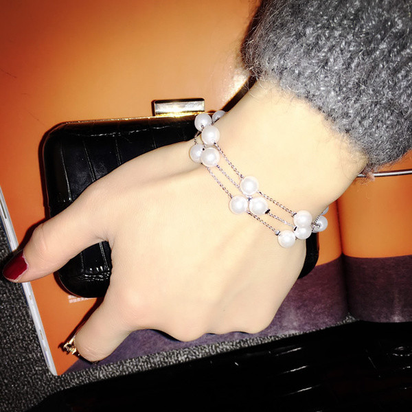 Modern női karkötő gyöngyökkel, arany színben