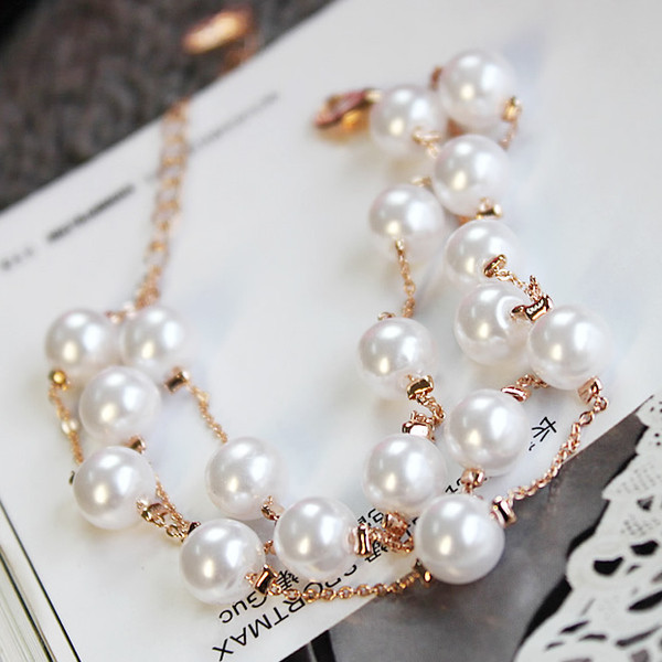 Modern női karkötő gyöngyökkel, arany színben