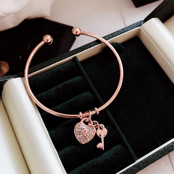 Μοντέρνο γυναικείο βραχιόλι σε χρυσό χρώμα με κρεμαστό κόσμημα