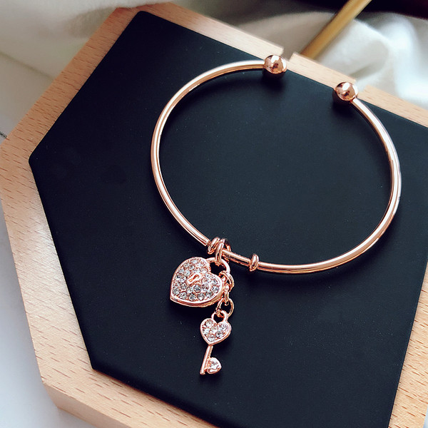 Μοντέρνο γυναικείο βραχιόλι σε χρυσό χρώμα με κρεμαστό κόσμημα